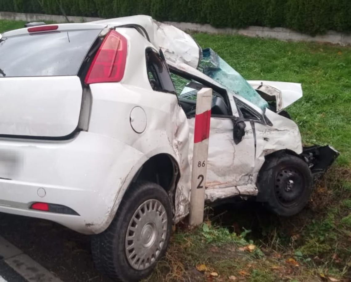 Czołowe zderzenie osobowego fiata i ciężarowej scanii. Kierowca osobówki zginął na miejscu