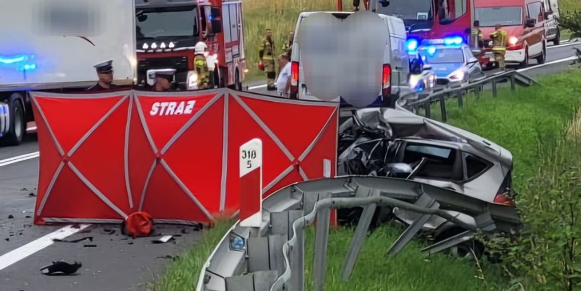 Czołowe zderzenie osobowego mercedesa i ciężarówki. 35-letni kierowca zginął na miejscu [FOTO]