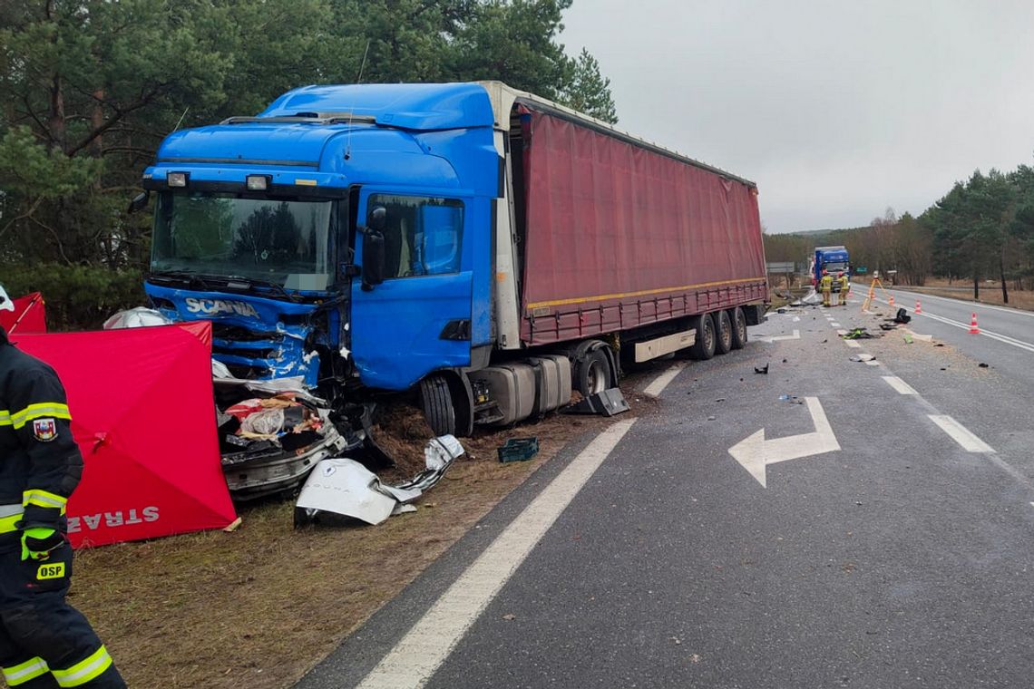 Czołowe zderzenie osobowego renault i scanii. Kierowca pierwszego z pojazdów zginął na miejscu