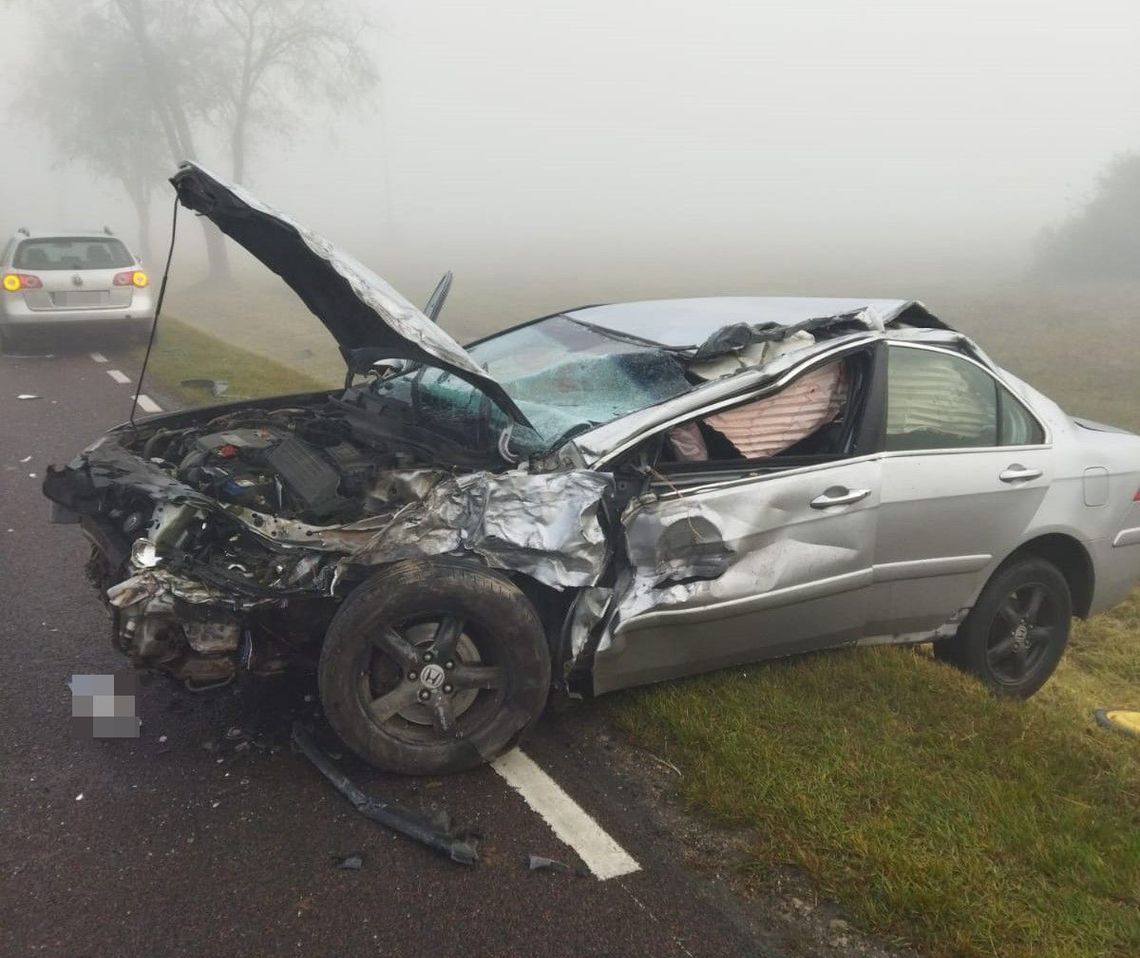 Czołowe zderzenie osobowej hondy i ciężarowego volvo. Kierowca ciężarówki trafił do szpitala