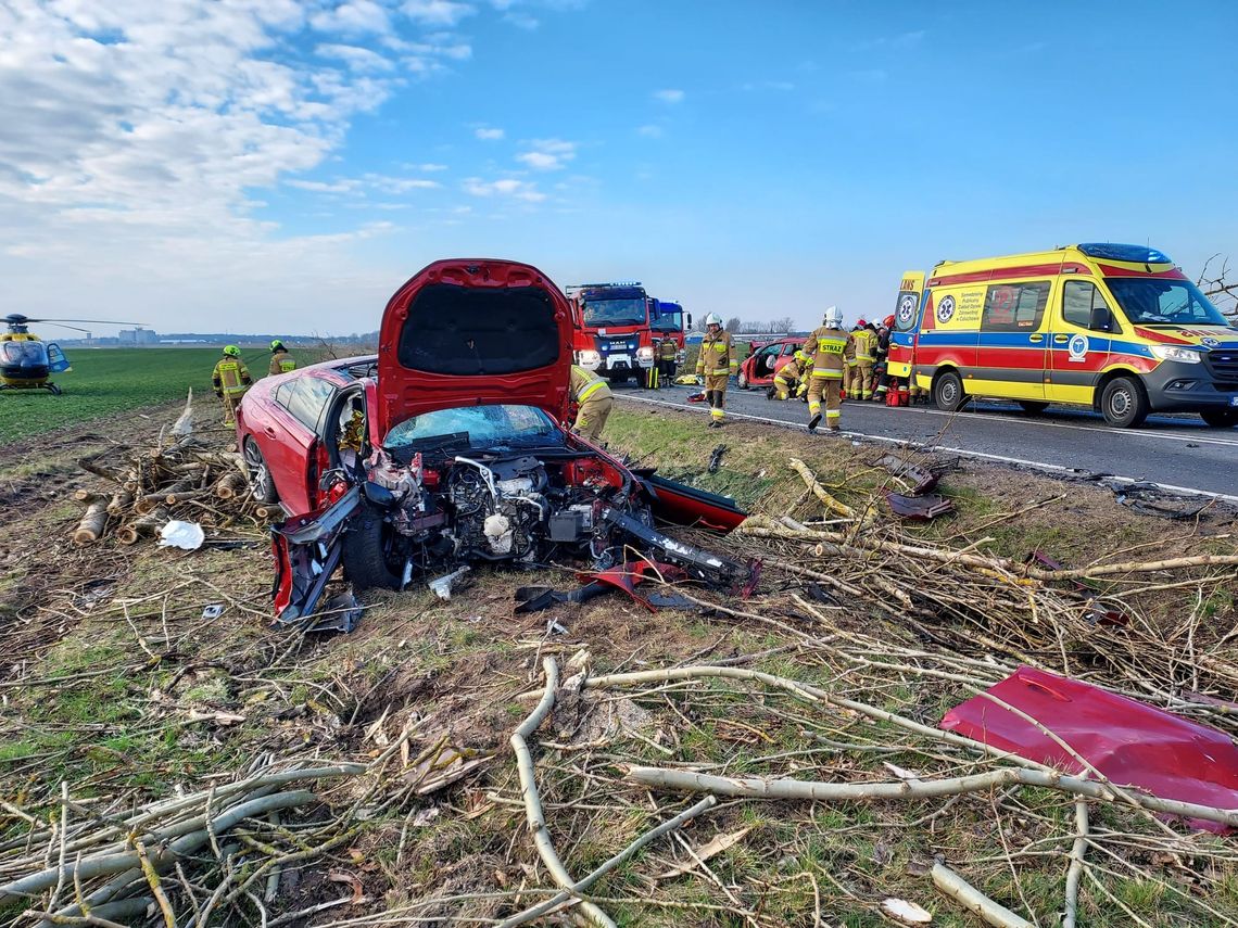 Czołowe zderzenie osobówek na krajowej 25. Jedna osoba zginęła, cztery są ranne [FOTO]