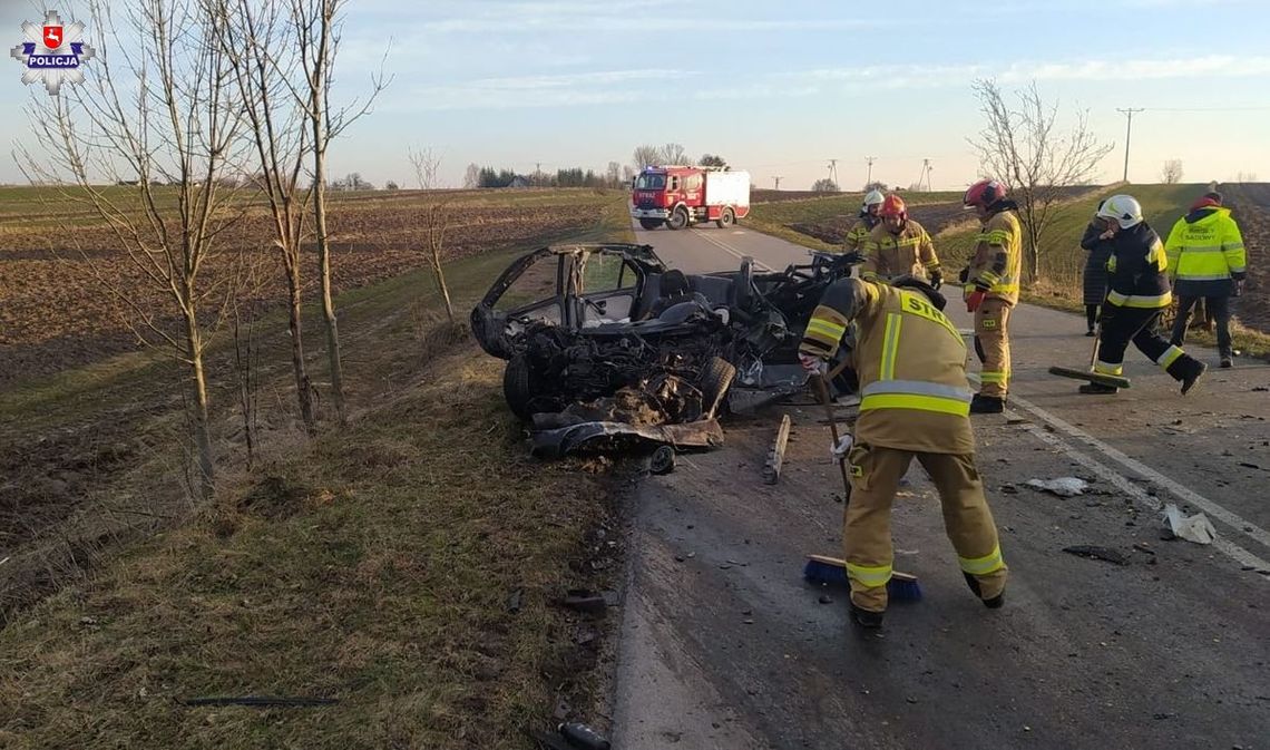 Czołowe zderzenie osobówki i autobusu. Kierowca zginął na miejscu [FOTO]