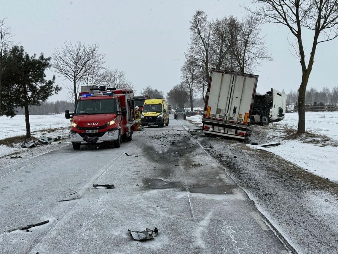 Czołowe zderzenie osobówki i ciężarowego Dafa. Kierowca toyoty zginął na miejscu