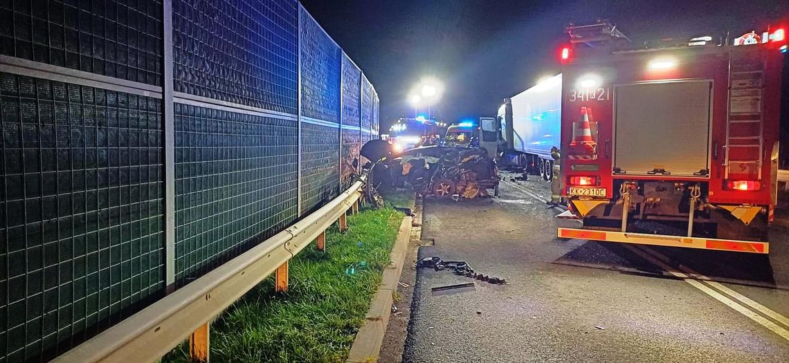 Czołowe zderzenie osobówki i ciężarowego mercedesa. Zginęła 17-latka, 18-letni kierowca został ranny [ZDJĘCIA]