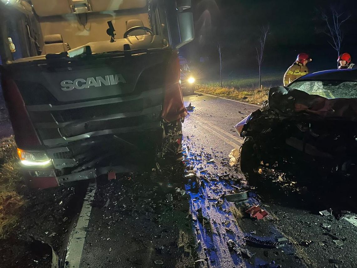 Czołowe zderzenie osobówki i ciężarowej scanii. W wypadku zginął 25-letni policjant