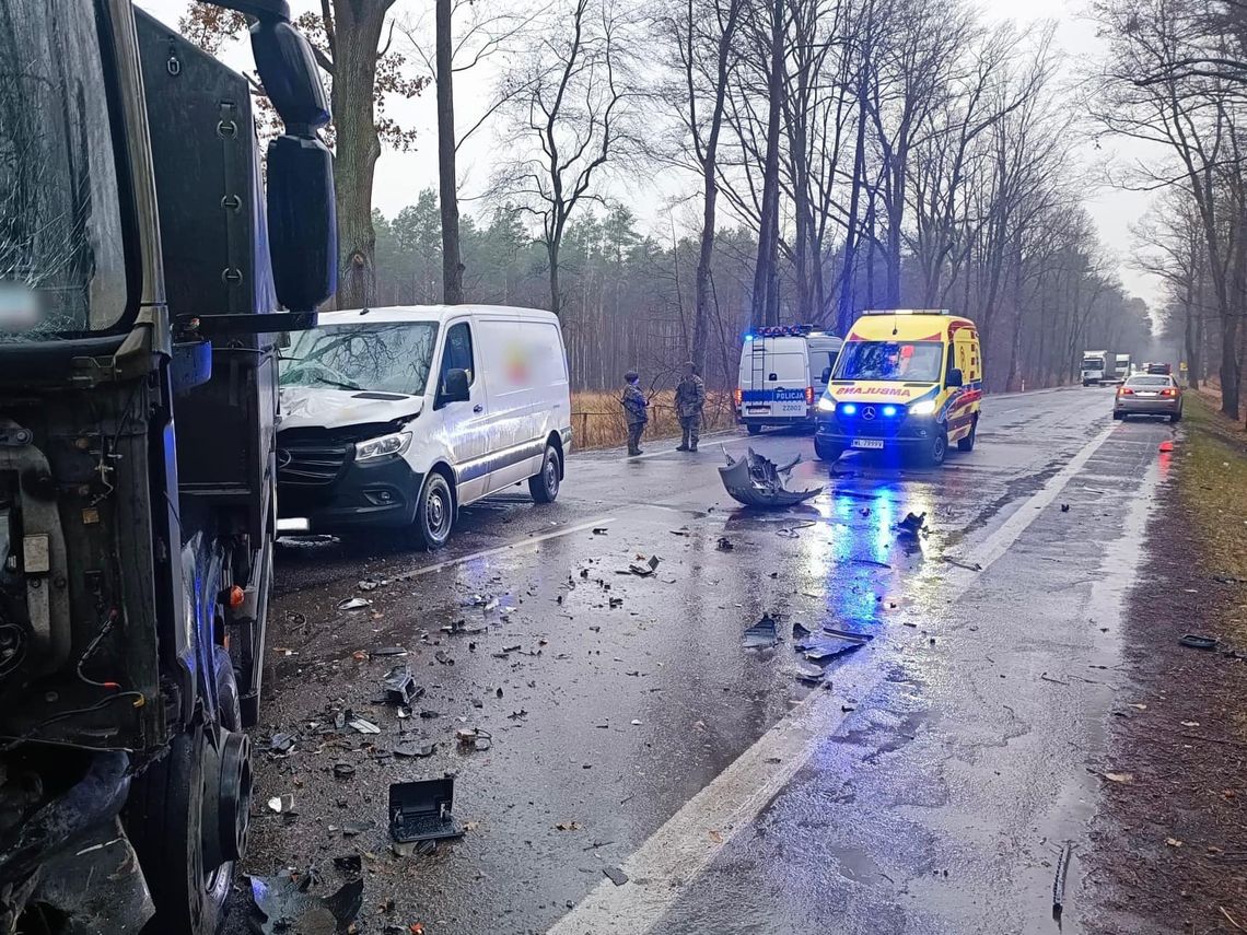 Czołowe zderzenie osobówki i ciężarówki wojskowej. Zginął kierowca volkswagena [FOTO]