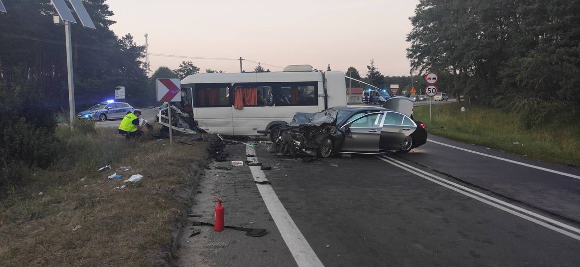 Czołowe zderzenie osobówki i małego autobusu. Kierowca mercedesa zginął, 9 osób zostało rannych