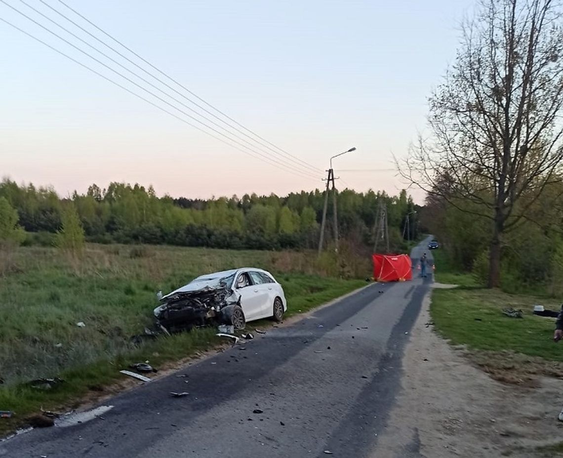 Czołowe zderzenie osobówki i motocykla. Kierowca jednośladu zginął na miejscu [FOTO]