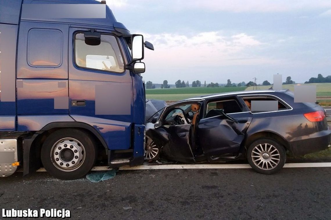 Czołowe zderzenie osobówki i tira. Pijany kierowca wjechał pod prąd na drogę ekspresową