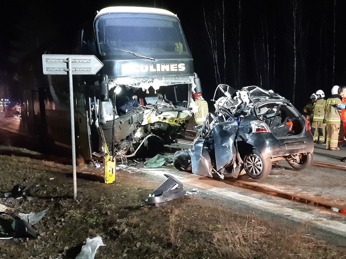 Czołowe zderzenie osobówki z autokarem. Kierowca toyoty zginął na miejscu [FOTO]