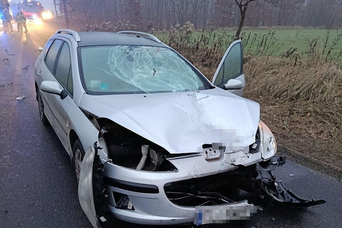 Czołowe zderzenie peugeota i motorowerzystki. Poszkodowana kobieta zginęła na miejscu Czołowe zderzenie peugeota i motorowerzystki. Poszkodowana kobieta zginęła na miejscu