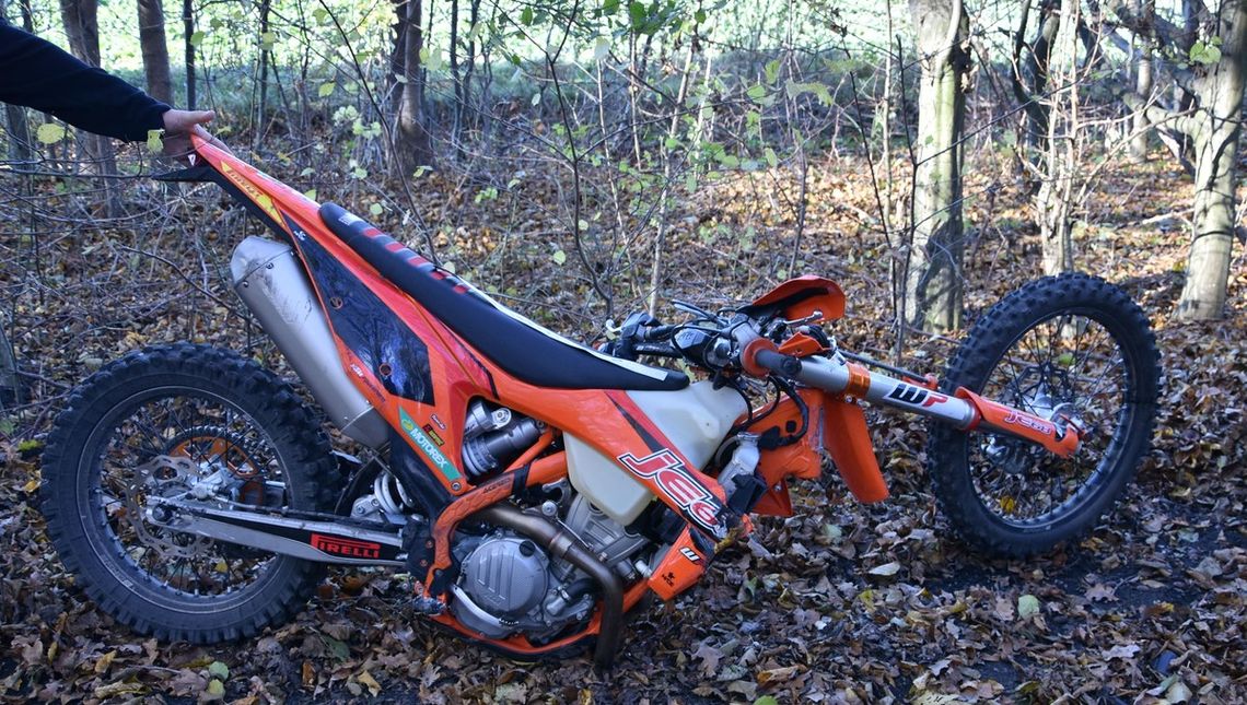 Czołowe zderzenie quada i motocykla na leśnej drodze. Poszkodowany 34-latek trafił do szpitala