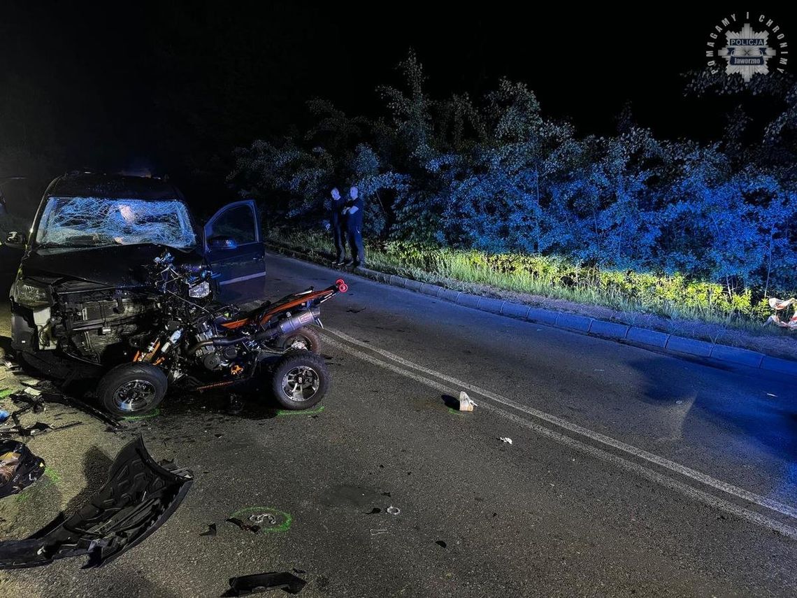 Czołowe zderzenie quada z volkswagenem. Zginął kierowca quada, 20-letnia pasażerka ciężko ranna