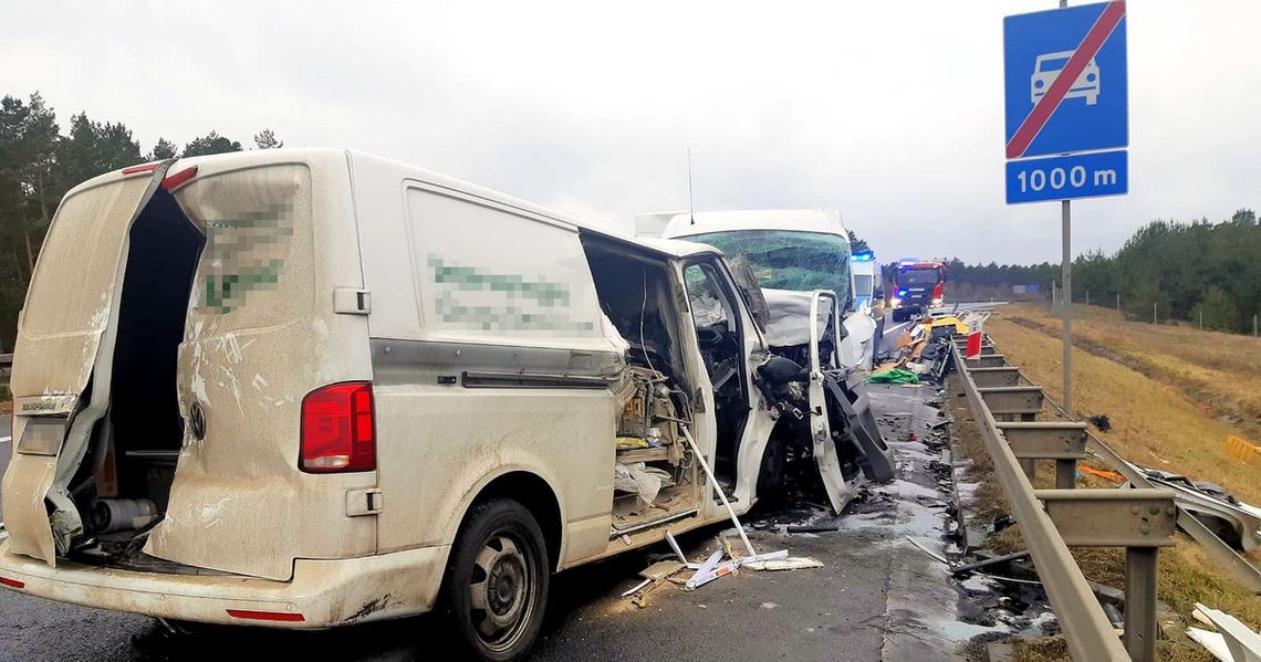 Czołowe zderzenie renault i volkswagena. W wypadku zginęło dwóch mężczyzn, trzeci trafił do szpitala