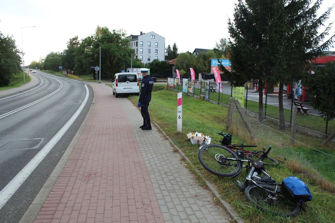 Czołowe zderzenie rowerzystów na ścieżce. Ranni mężczyźni zabrani do szpitali Czołowe zderzenie rowerzystów na ścieżce. Ranni mężczyźni zabrani do szpitali