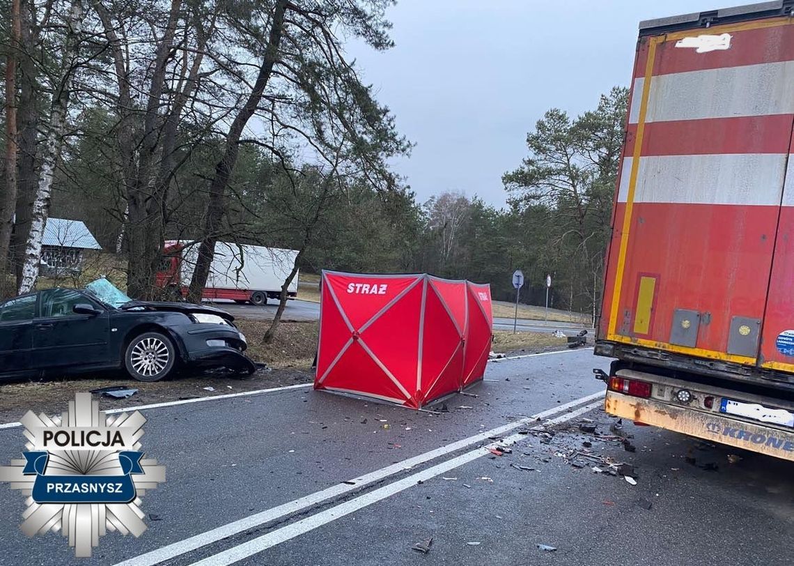 Czołowe zderzenie saaba i ciężarówki. Kierowca samochodu osobowego zginął na miejscu