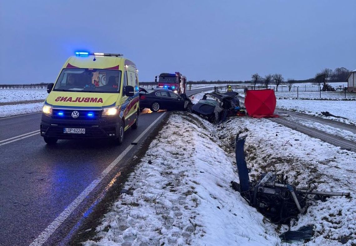 Czołowe zderzenie seata i BMW. 34-latek zginął na miejscu, drugi z kierowców został ranny Czołowe zderzenie seata i BMW. 34-latek zginął na miejscu, drugi z kierowców został ranny