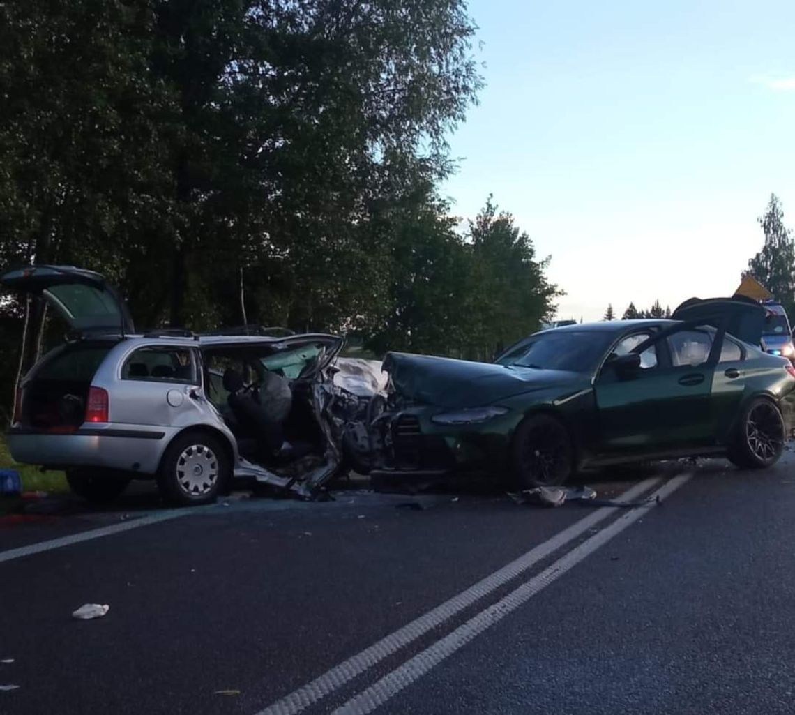 Czołowe zderzenie skody i bmw. Zginął jeden z pasażerów, cztery osoby są ranne