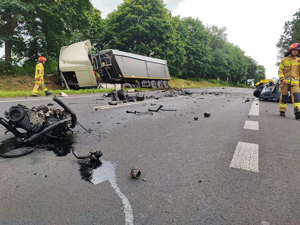 Czołowe zderzenie skody i samochodu ciężarowego. 33-letni kierowca osobówki zginął na miejscu [FOTO]