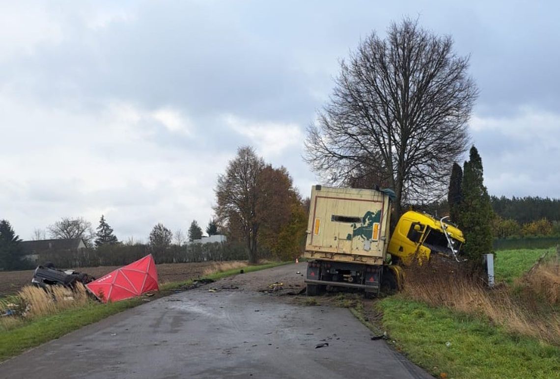 Czołowe zderzenie toyoty i ciężarowej scanii. 27-letni kierowca osobówki zginął na miejscu Czołowe zderzenie toyoty i ciężarowej scanii. 27-letni kierowca osobówki zginął na miejscu