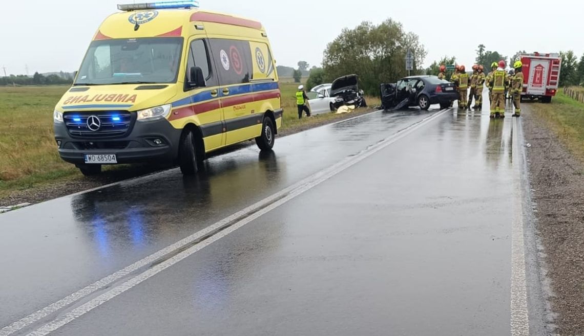 Czołowe zderzenie volkswagena i audi. W wypadku zginęła 62-letnia kierująca, dwie osoby są ranne