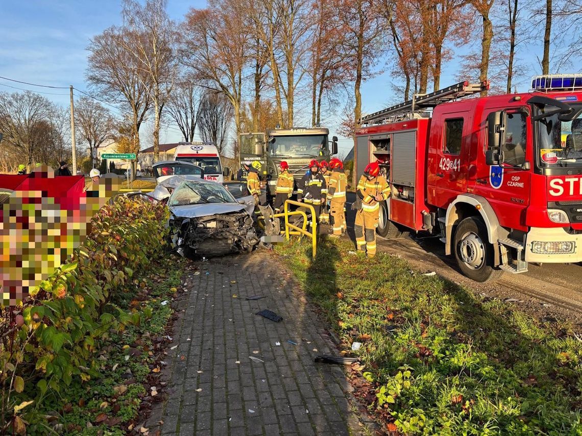 Czołowe zderzenie volkswagena i ciężarowego mana. Zginął pasażer osobówki, kierująca została ranna