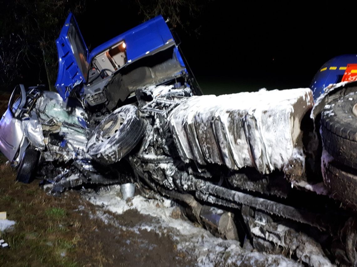 Czołowe zderzenie volkswagena i ciężarówki. 19-letni kierowca zginął na miejscu