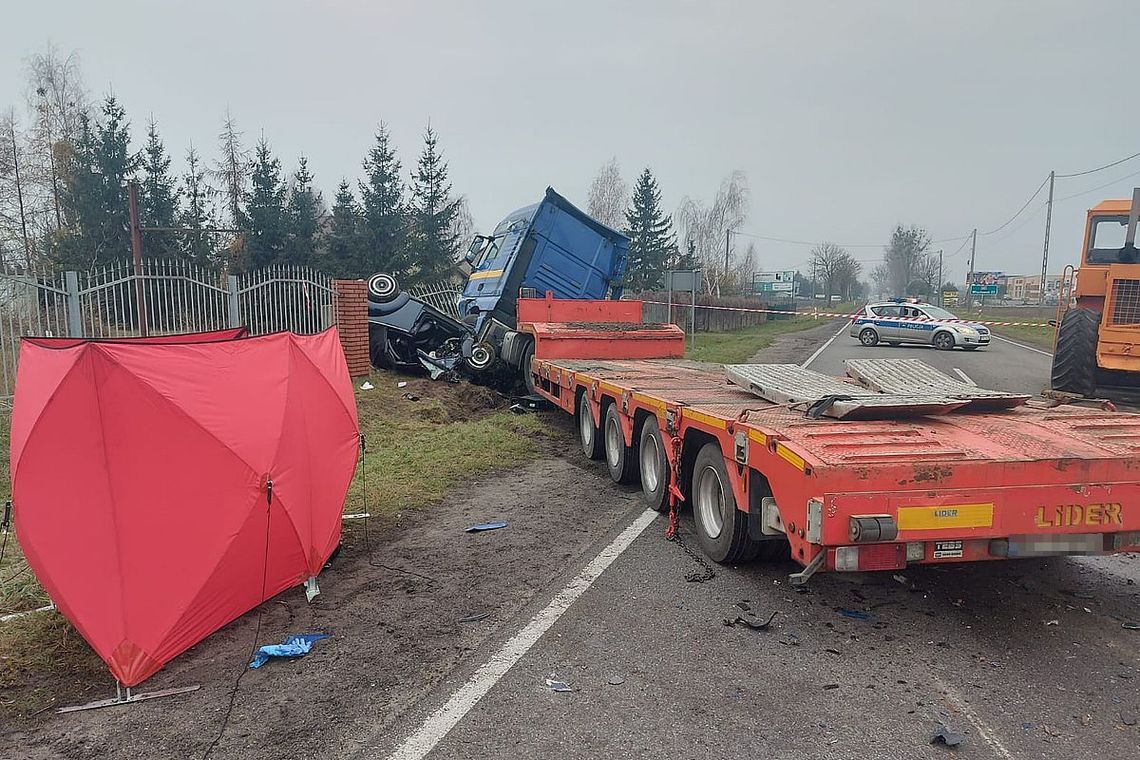 Czołowe zderzenie volkswagena i ciężarówki. 37-letni kierowca osobówki zginął na miejscu [FOTO]