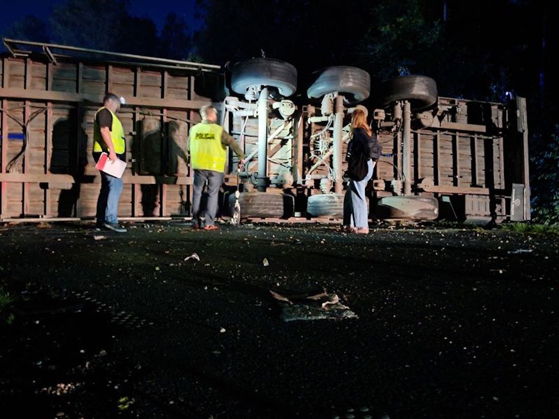 Czołowe zderzenie volkswagena i ciężarówki z drewnem. Kierowca osobówki zginął na miejscu