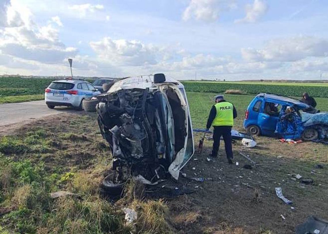 Czołowe zderzenie volkswagena i suzuki. W wypadku zginął 85-letni mężczyzna Czołowe zderzenie volkswagena i suzuki. W wypadku zginął 85-letni mężczyzna