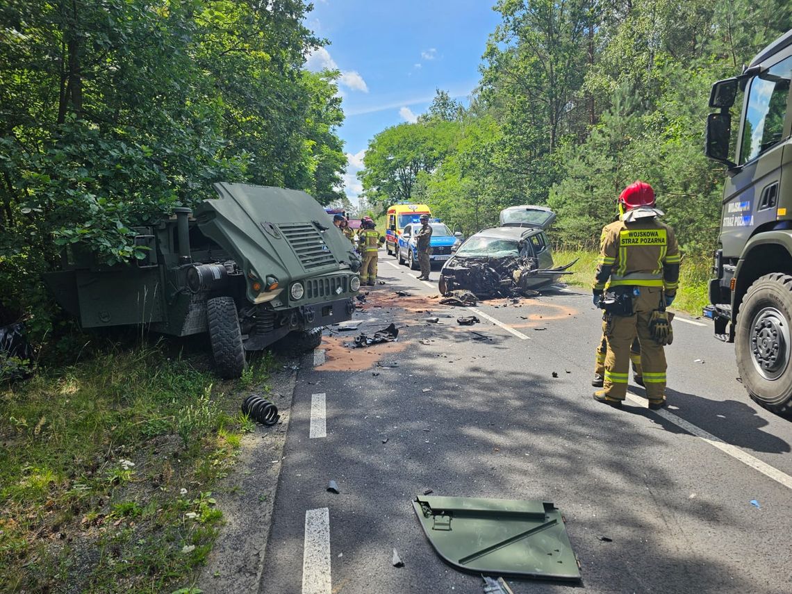 Czołowe zderzenie volkswagena passata i Humvee amerykańskiej armii. Dwie osoby zostały ranne [FOTO]