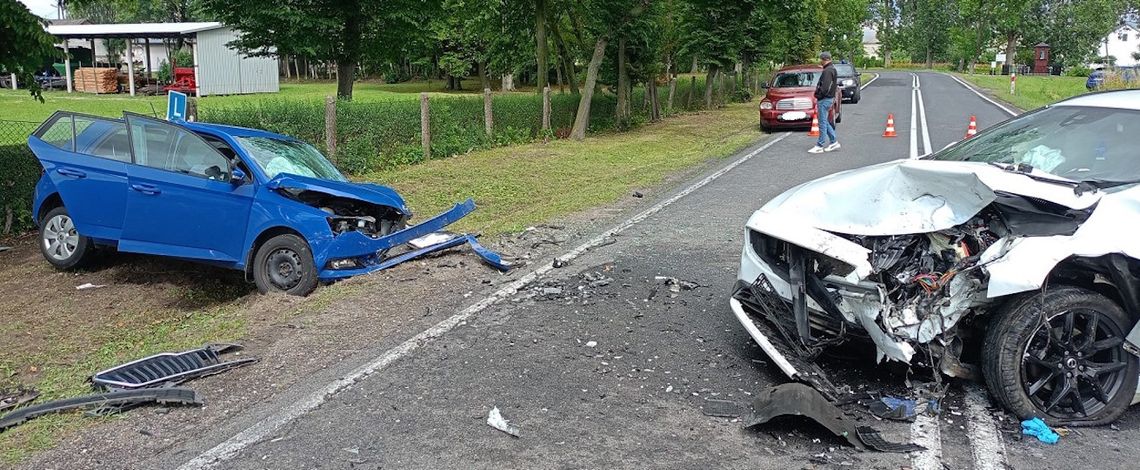 Czołowe zderzenie volvo i samochodu nauki jazdy. Cztery osoby zostały zabrane do szpitali