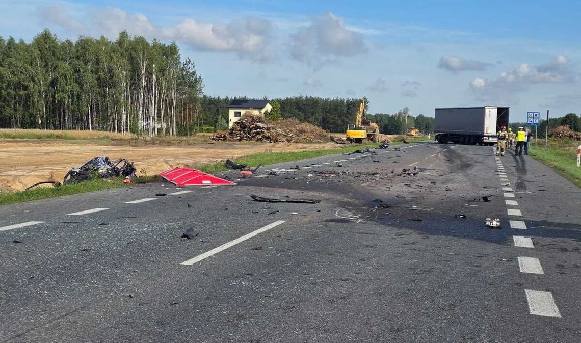 Czołowe zderzenie z ciężarówką. 33-letni kierowca Volkswagena zginął na miejscu