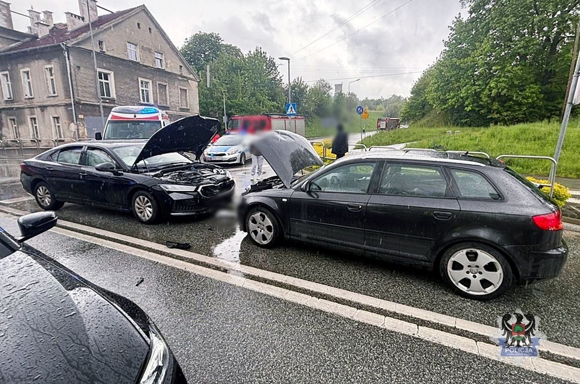 Czołowe zderzenie z poszukiwanym uciekinierem. Niewinna kobieta ucierpiała przez pirata