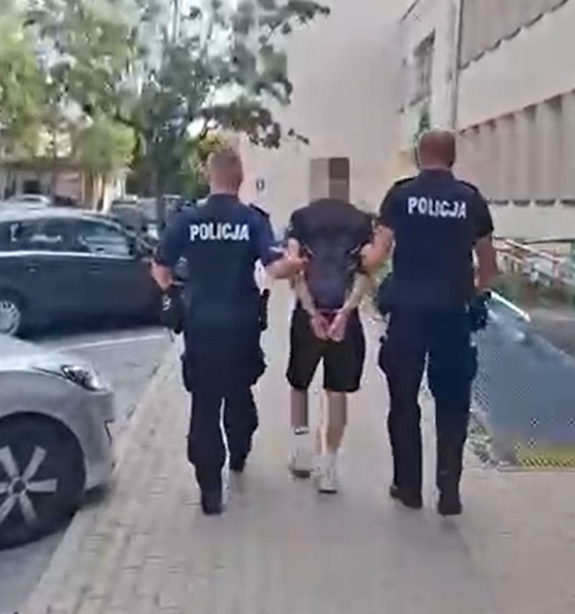Czterech nastolatków napadało na kobiety. Sterroryzowali je atrapą broni i okradli Czterech nastolatków napadało na kobiety. Sterroryzowali je atrapą broni i okradli