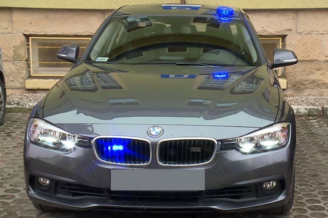 Czterech typków w BMW udawało policjantów i zatrzymywało auta. Kierowca pijany, w bagażniku dragi
