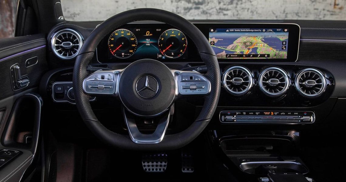 Czterej mężczyźni zatrzymani za próbę kradzieży mercedesa. Próbowali wciągnąć auto na lawetę Czterej mężczyźni zatrzymani za próbę kradzieży mercedesa. Próbowali wciągnąć auto na lawetę