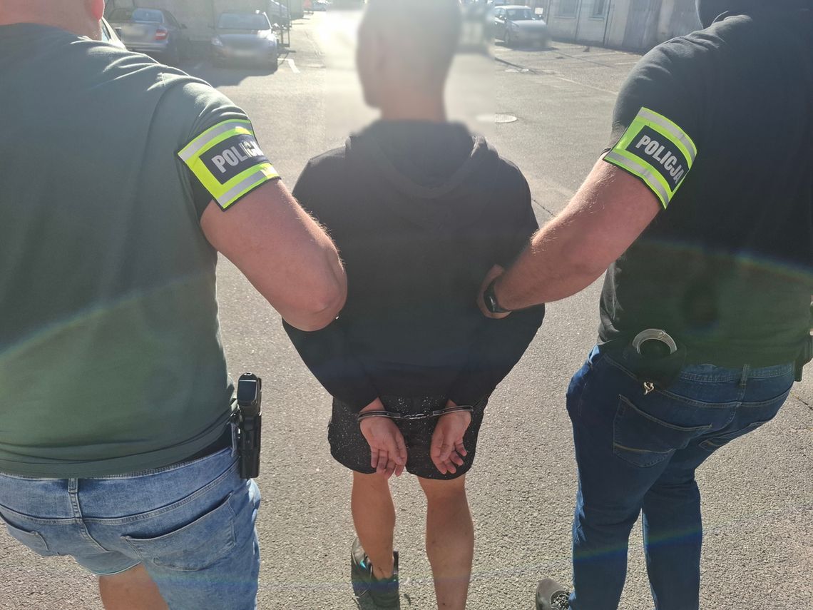 Czterej młodzi mężczyźni rozpylili w drogerii gaz, po czym ukradli perfumy warte 30 tysięcy złotych Czterej młodzi mężczyźni rozpylili w drogerii gaz, po czym ukradli perfumy warte 30 tysięcy złotych