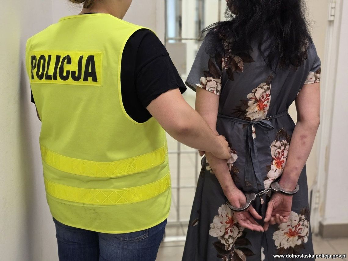 Czteroletnia dziewczynka w oknie mieszkania. Pijanych rodziców obudzili dopiero policjanci