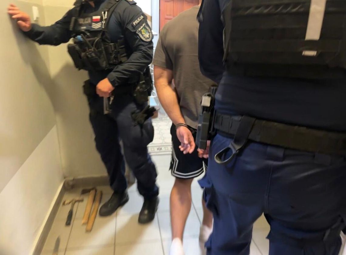 Cztery osoby zatrzymane po brutalnych pobiciach. Mieli przy sobie siekierę, młotek i nóż