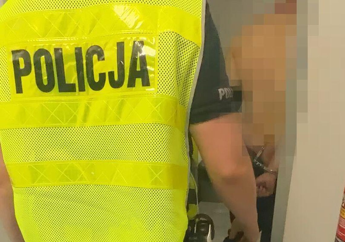 Dachował Fordem i uderzył w drzewo. Później na miejsce przyjechali koledzy z narkotykami i zakazami