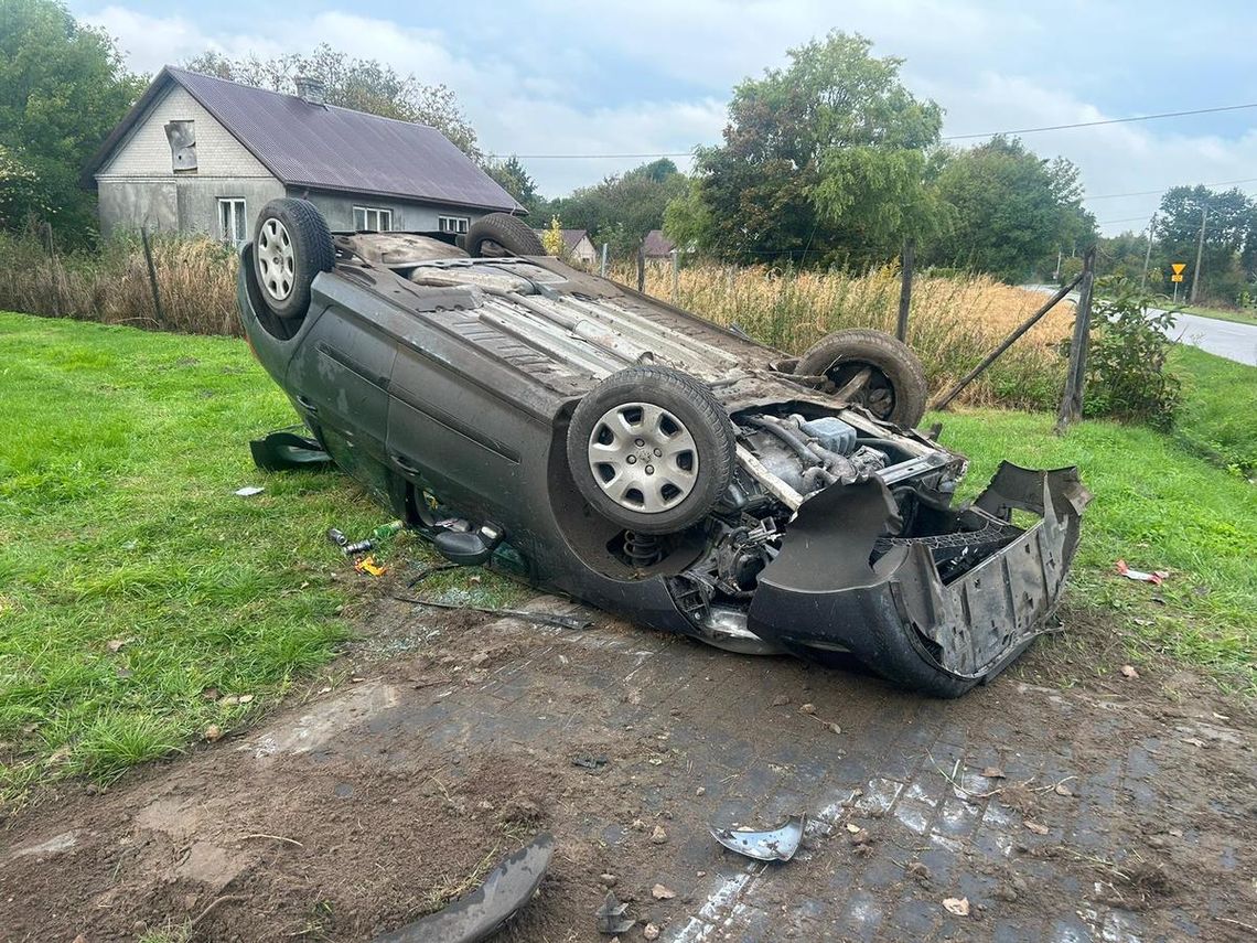 Dachował na wiejskiej drodze. Kierowca tłumaczył, że to wina jelenia