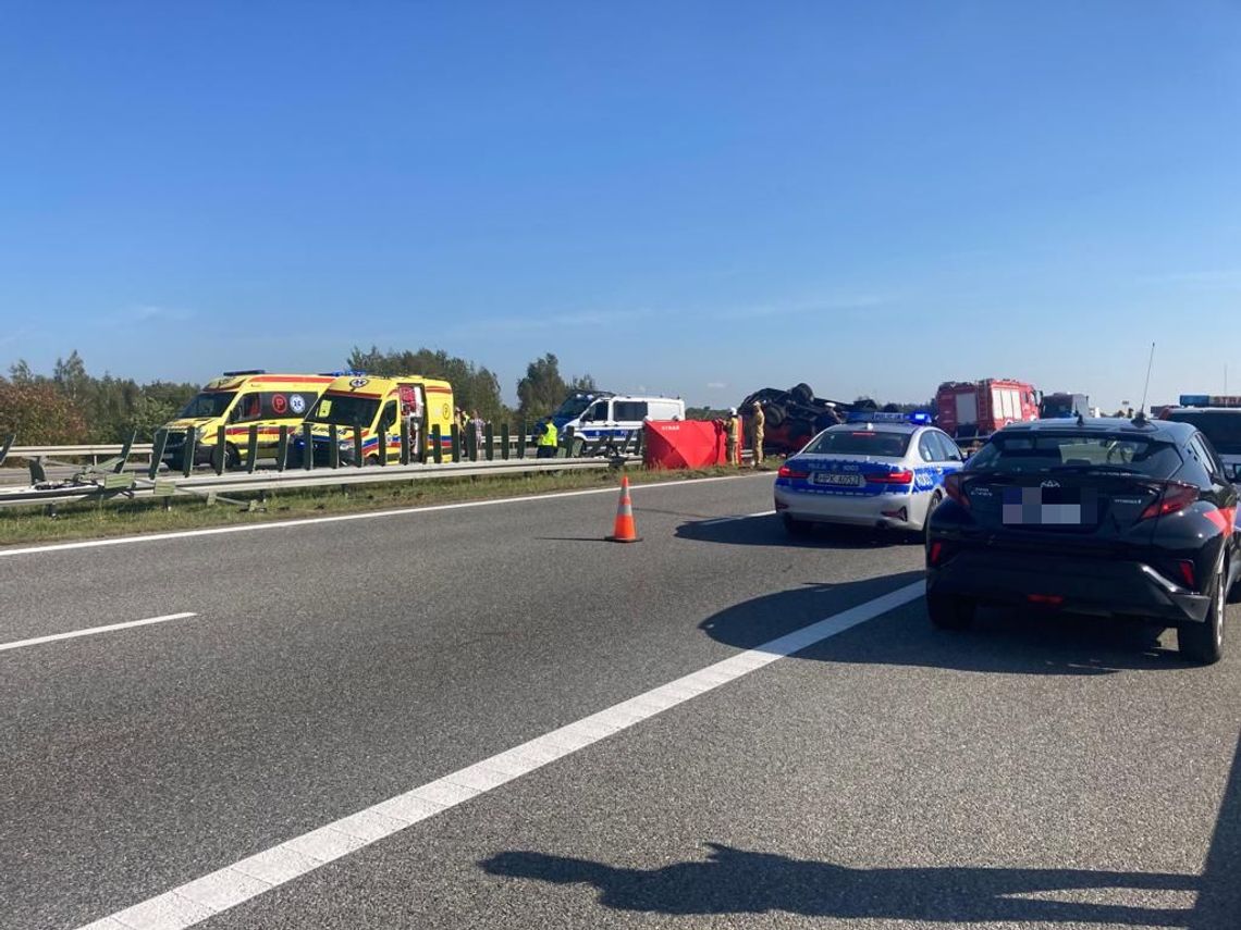 Dachowanie autobusu na autostradzie A4. Dwie osoby zginęły, kolejne 10 jest rannych [FOTO]