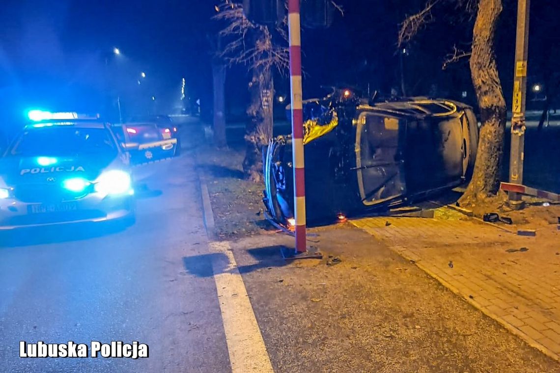 Dachowanie BMW na przejeździe kolejowym. Pijany kierowca porzucił auto i próbował uciec [FOTO]