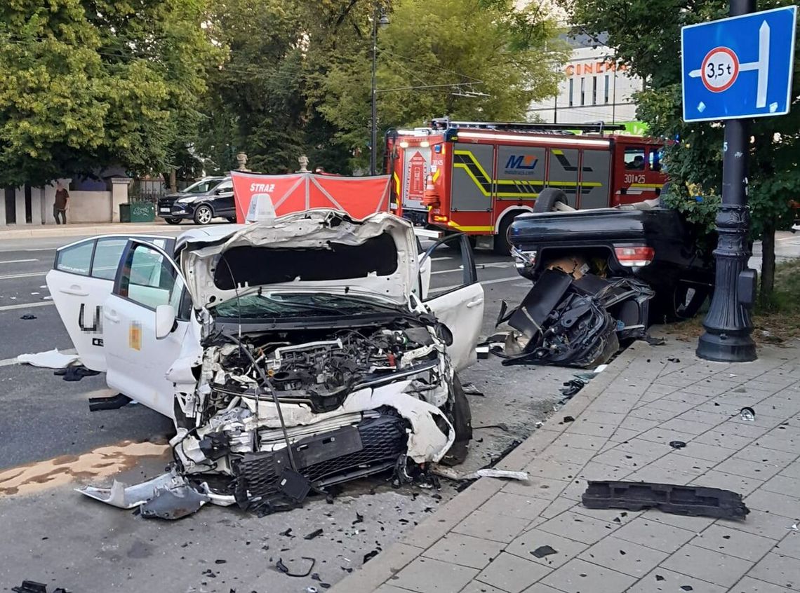 Dachowanie BMW po czołowym zderzeniu z Toyotą. Życia pasażerki nie udało się uratować