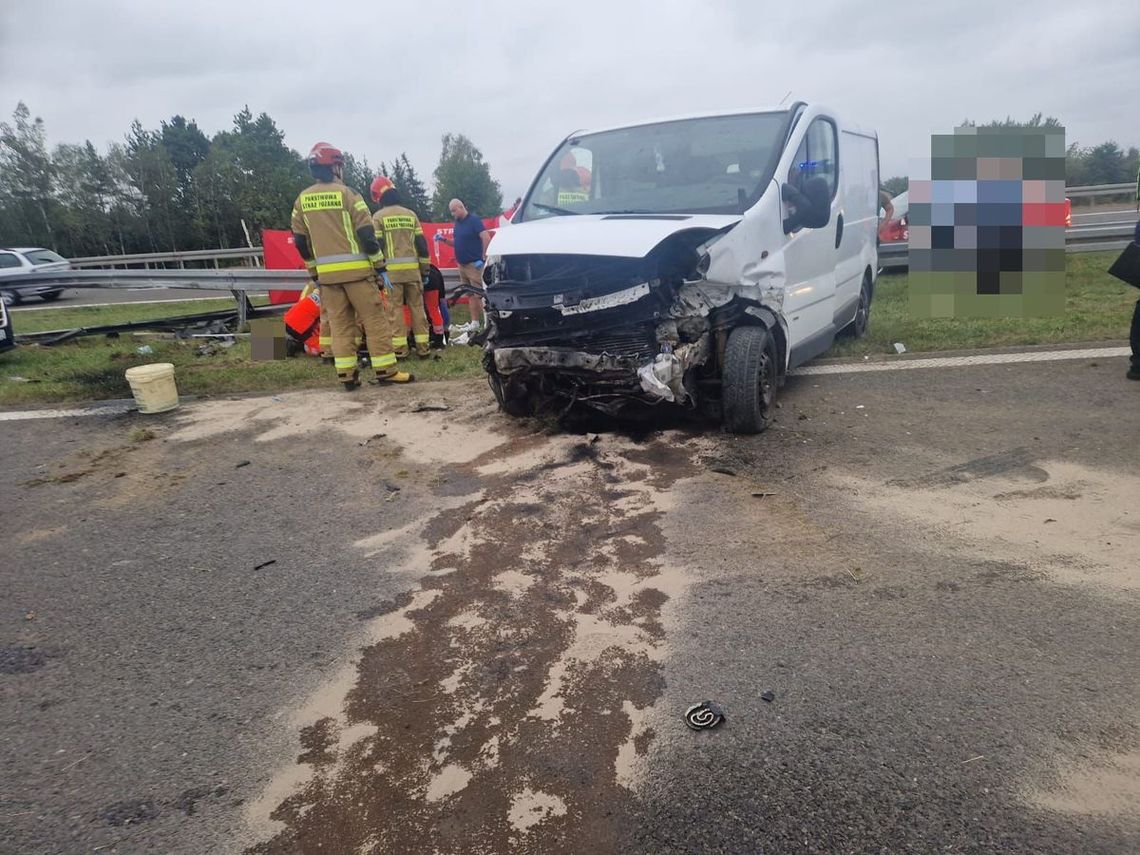 Dachowanie busa na autostradzie A4. W wypadku zginęła 47-letnia pasażerka, kierowca jest ranny Dachowanie busa na autostradzie A4. W wypadku zginęła 47-letnia pasażerka, kierowca jest ranny
