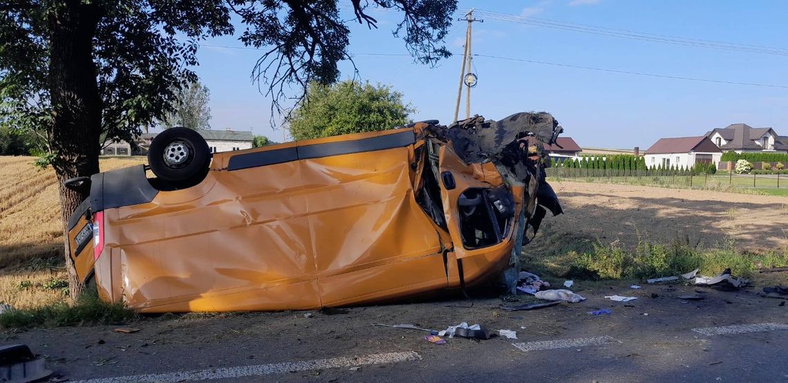 Dachowanie busa na krajowej 17. Na miejscu lądował śmigłowiec Lotniczego Pogotowia Ratowniczego Dachowanie busa na krajowej 17. Na miejscu lądował śmigłowiec Lotniczego Pogotowia Ratowniczego