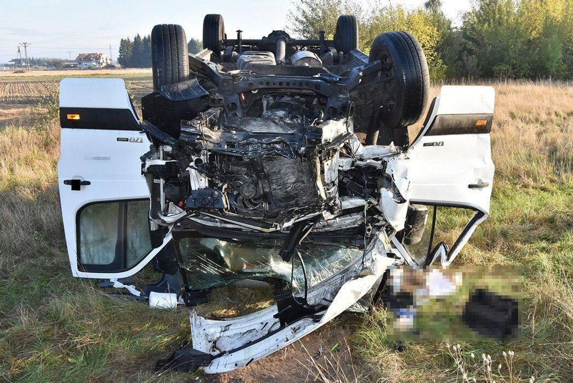 Dachowanie busa po zderzeniu z osobówką. Cztery osoby zostały zabrane do szpitala [ZDJĘCIA]