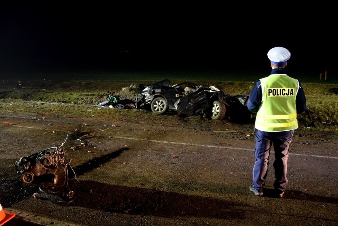 Dachowanie chevroleta na krajowej 22. Kierowca bez uprawnień wyprzedzał w niedozwolonym miejscu