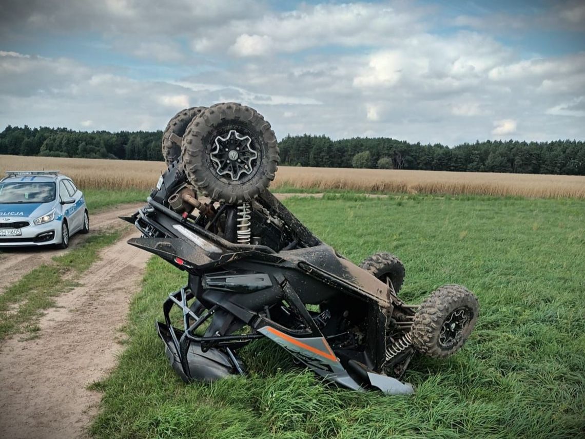 Dachowanie czterokołowca na polnej drodze. Pasażera do szpitala zabrał śmigłowiec LPR
